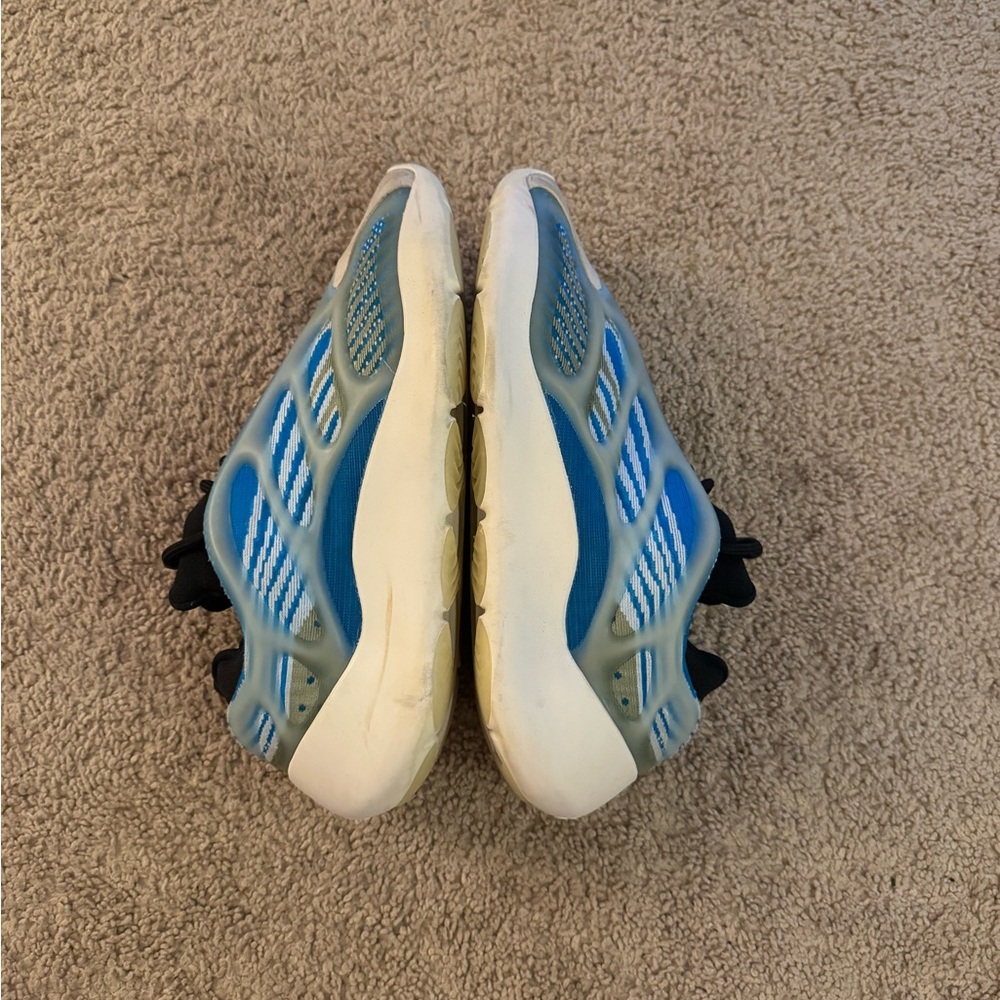 Azareth Yeezy 700 V3 (Size 7.5M)